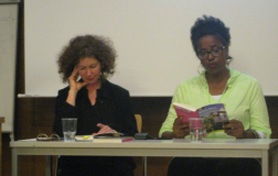 Kettly Mars (rechts im Bild) und Prof. Dr. Susanne Schlünder (links im Bild) bei der deutsch- und französischsprachigen Lesung im Rahmen der Vorlesungsreihe "Entre las Américas"/ "Between the Americas" Kettly Mars (rechts im Bild) und Prof. Dr. Susanne Schlünder (links im Bild) bei der deutsch- und französischsprachigen Lesung im Rahmen der Vorlesungsreihe "Entre las Américas"/ "Between the Americas"